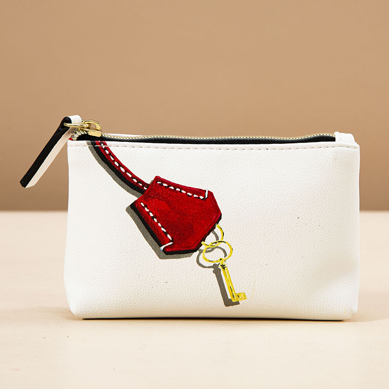 कॉस्मेटिक बैग किस सामग्री से बने होते हैं?